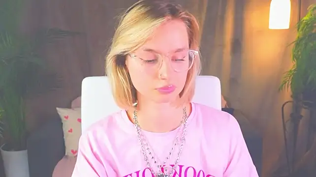 NoraMoreau's Live XXX Chat