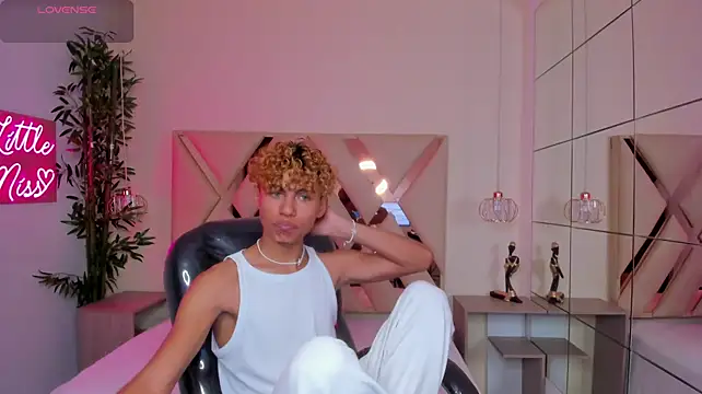 Czat XXX na żywo – Anyelo_Twink