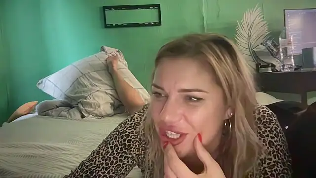 Chatroom XXX en direct de Moniraya