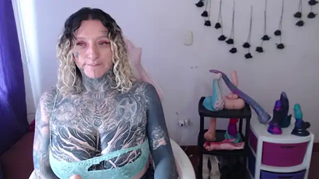 SLOPPYTITSS live XXX chat