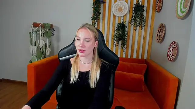 ElaraVoltage's Live XXX Chat