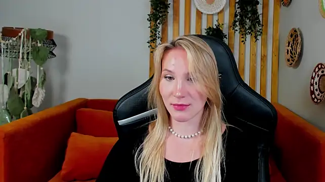 ElaraVoltage XXX чат на живо