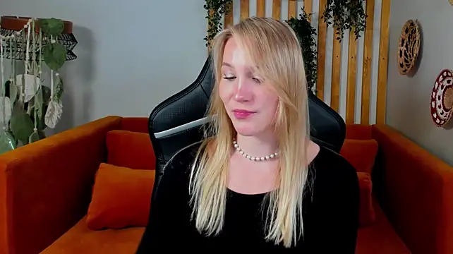 ElaraVoltage's Live XXX Chat