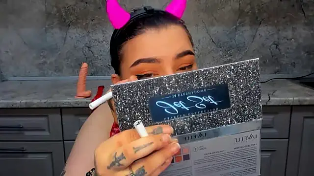 NikkiSummer XXX чат на живо
