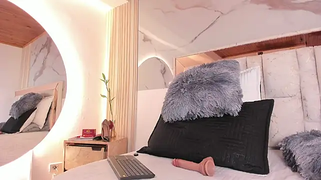Naughty__Mom élő XXX-chatje