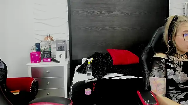 XXX chat uživo modela inkedsinners_
