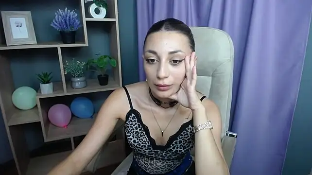 MiyaLinn Adlı Modelin Canlı XXX Sohbeti