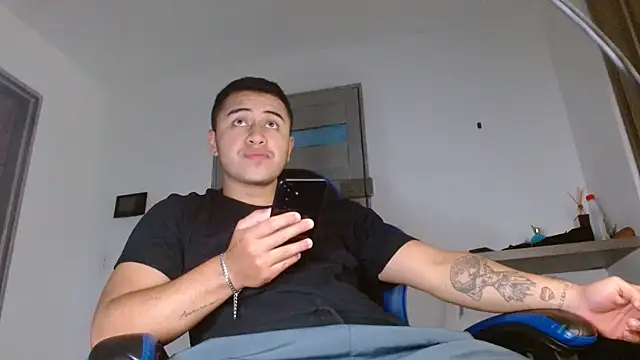 Show modela SexyBoy-Bigclit na web-kameri