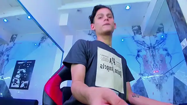 Brianhot0F Adlı Modelin Canlı XXX Sohbeti