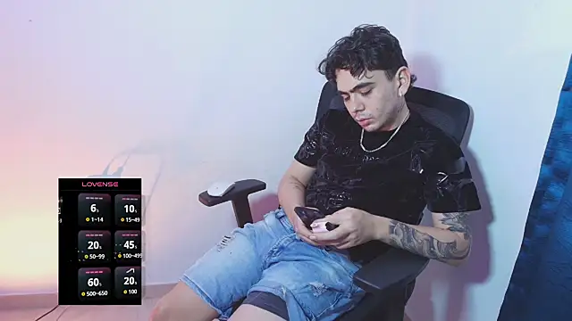 adonisZafiro Adlı Modelin Canlı XXX Sohbeti