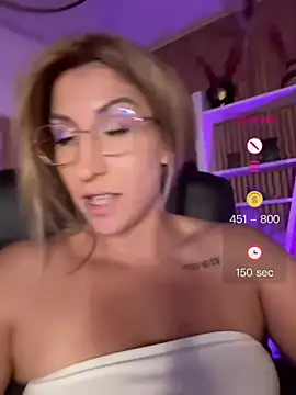 צ'אט XXX בשידור חי של sofiah_