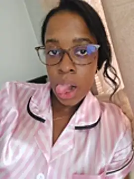 Im_Camila__ XXX чат на живо