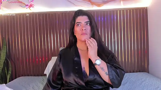 HoneyMilf_ XXX чат на живо