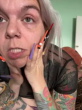 CherryBombBomb's Live XXX Chat