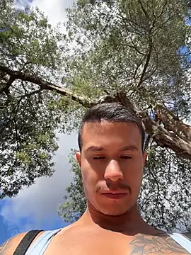 Show modela DOMINICKVEGAS77 na web-kameri