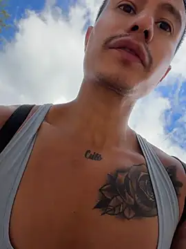 DOMINICKVEGAS77 élő XXX-chatje