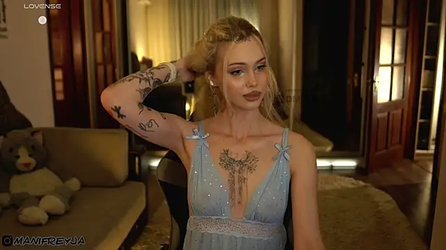 ManiFreyja's Live XXX Chat