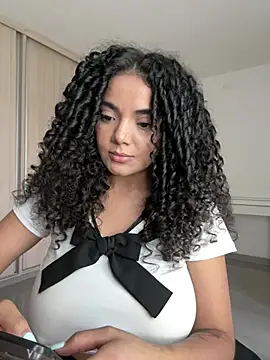Curlyierr XXX чат на живо
