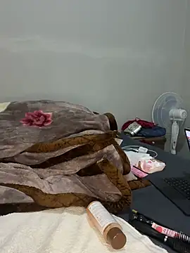 petite_bee Adlı Modelin Canlı XXX Sohbeti