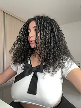 CurlyierrのライブXXXチャット