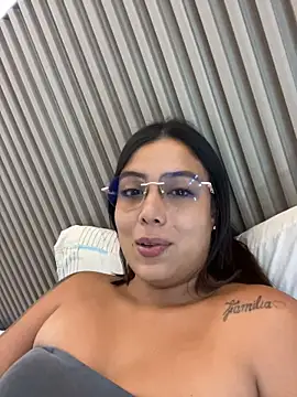 THAIA- Adlı Modelin Canlı XXX Sohbeti