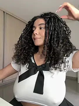 CurlyierrのライブXXXチャット