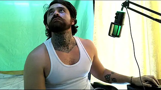 aronmiller404 Live XXX Chat