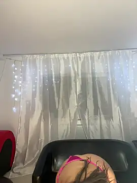 AlimelaのライブXXXチャット
