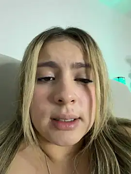 Cloee_Rainbow1 XXX чат на живо