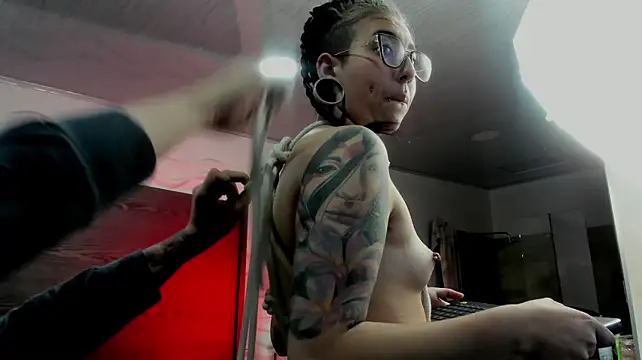 צ'אט XXX בשידור חי של inkedsinners_