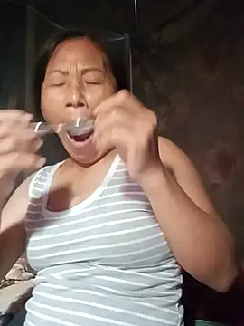 Girl-tits 现场XXX聊天