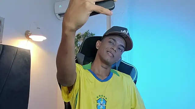 Nico_cum18 élő XXX-chatje