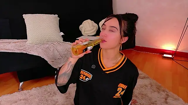 EmmyEvans1 Adlı Modelin Canlı XXX Sohbeti