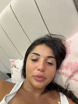 SilkyMira's Live XXX Chat