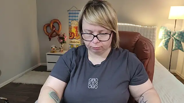 XXX chat uživo modela BonnnyBoobsy