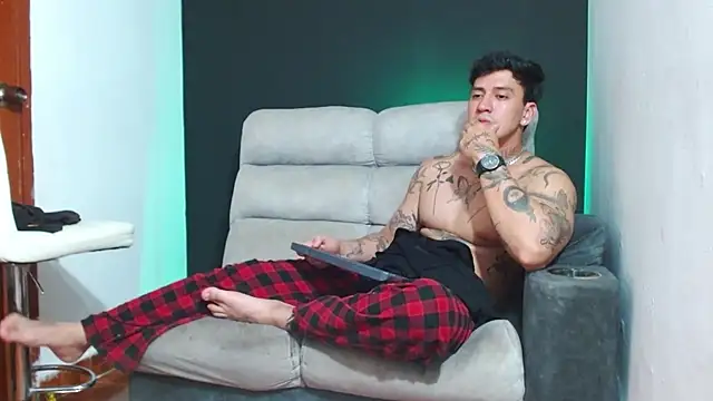 JUSTIN_FULLER1's Live XXX Chat