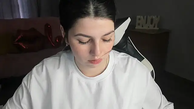 KisaModel Adlı Modelin Canlı XXX Sohbeti