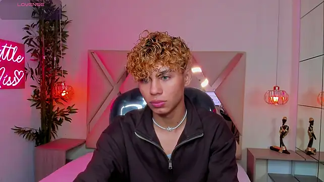 Anyelo_Twink Adlı Modelin Canlı XXX Sohbeti