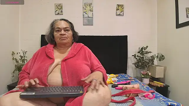צ'אט XXX בשידור חי של QueenMatturex