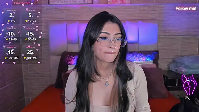 צ'אט XXX בשידור חי של mia_devine_