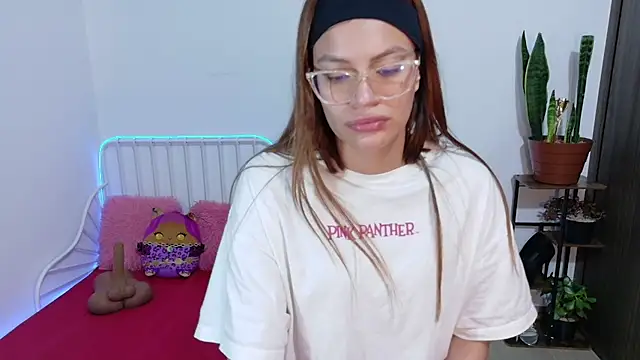 Emerald_Sparkles_ Chat XXX live