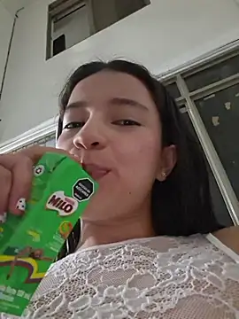 EmmaRose___ Adlı Modelin Canlı XXX Sohbeti