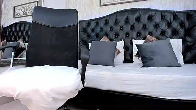 MattDevon Adlı Modelin Canlı XXX Sohbeti