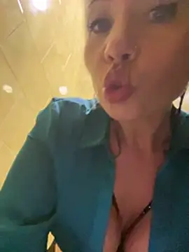 CrazzyChicks Live XXX Chat