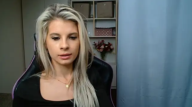 צ'אט XXX בשידור חי של KristineGlow