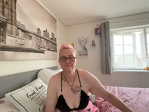 Curvy-Jinx Live XXX Chat
