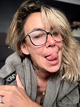 blondebitch2 XXX чат на живо