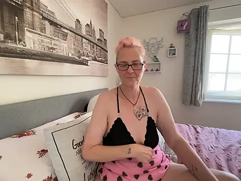 Curvy-Jinxn Live XXX chat