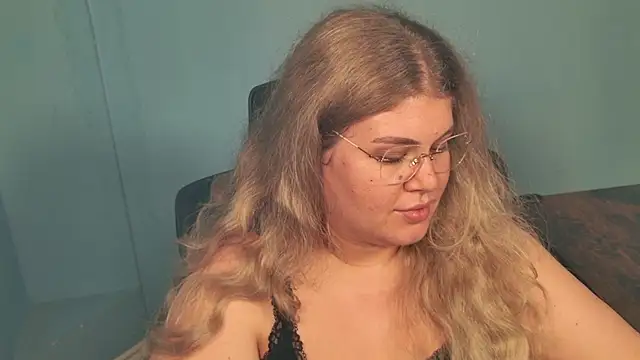 צ'אט XXX בשידור חי של Allyy_baby