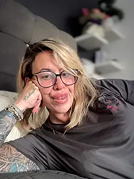 blondebitch2のライブXXXチャット